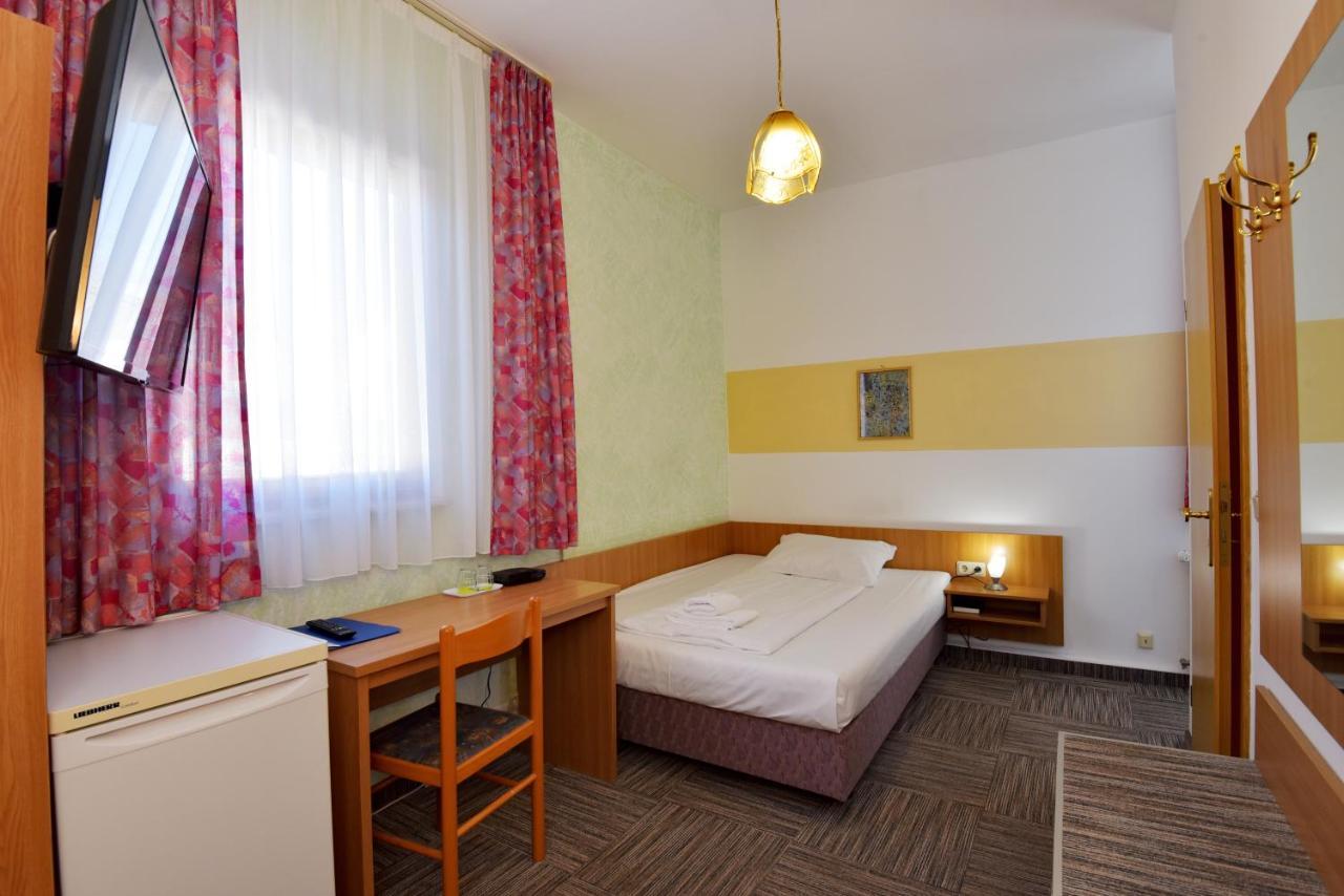 Hotel Zum Gruendle オーバーホーフ エクステリア 写真